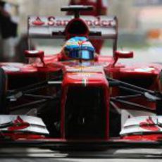 Fernando Alonso en el pitlane de Sakhir