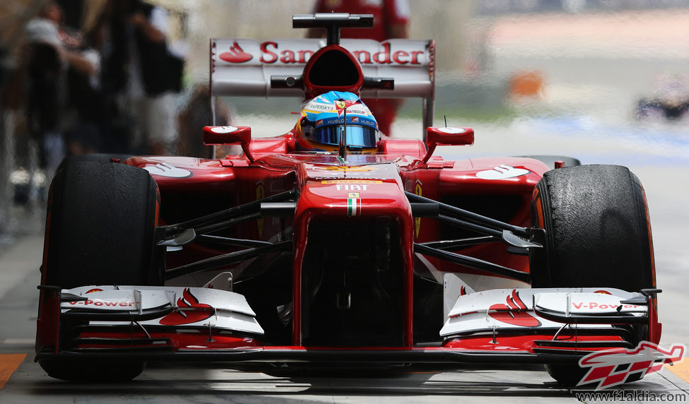 Fernando Alonso en el pitlane de Sakhir