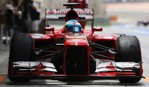 Fernando Alonso en el pitlane de Sakhir