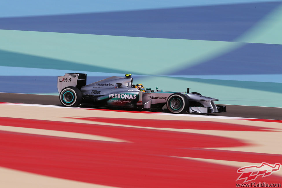 Lewis Hamilton rodando en Baréin
