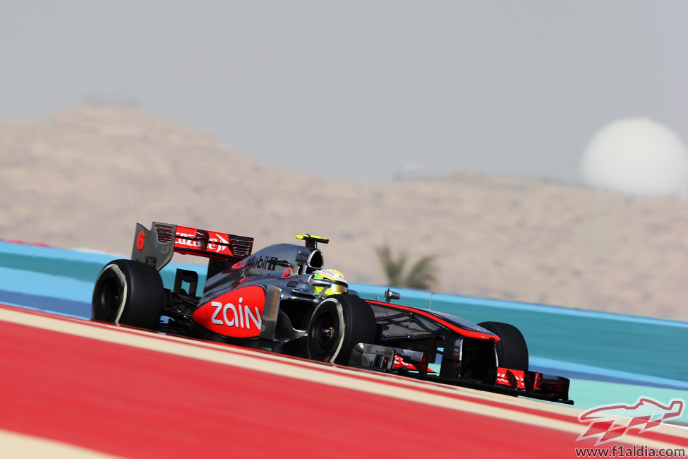 Sergio Pérez rodando en el circuito de Baréin