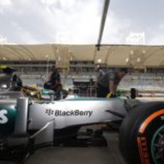 Lewis Hamilton ensaya una parada en boxes en Baréin