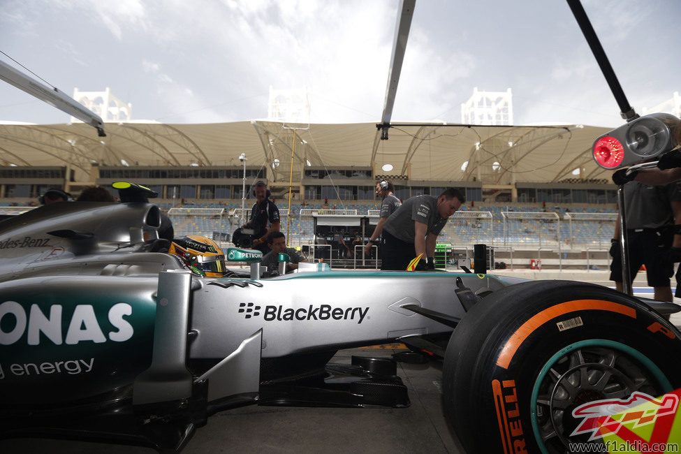 Lewis Hamilton ensaya una parada en boxes en Baréin