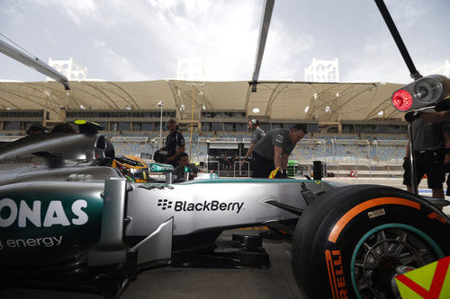 Lewis Hamilton ensaya una parada en boxes en Baréin