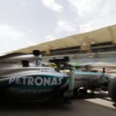 Nico Rosberg sale de boxes en Sakhir durante los libres