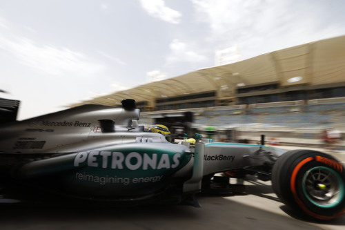 Nico Rosberg sale de boxes en Sakhir durante los libres