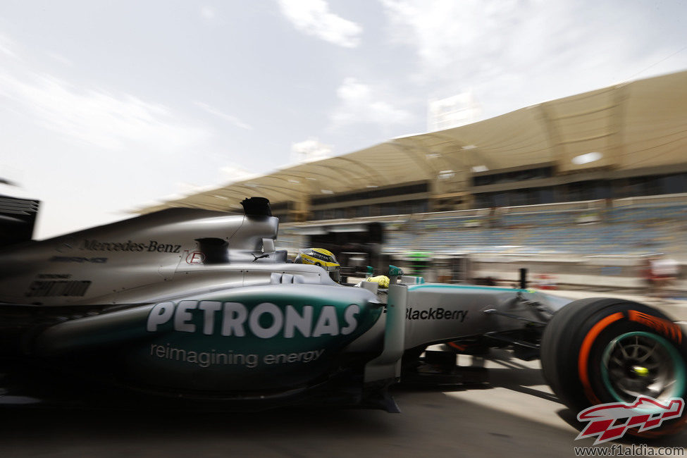 Nico Rosberg sale de boxes en Sakhir durante los libres