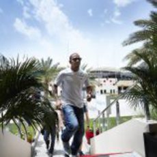 Lewis Hamilton en el paddock del circuito de Sakhir, en Baréin