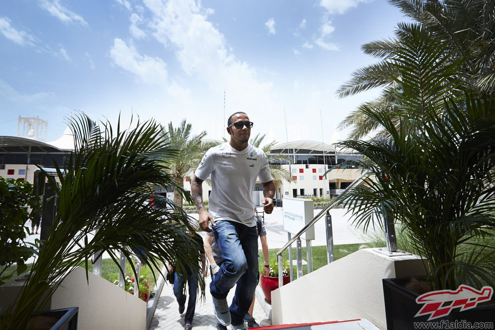 Lewis Hamilton en el paddock del circuito de Sakhir, en Baréin