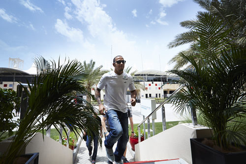 Lewis Hamilton en el paddock del circuito de Sakhir, en Baréin