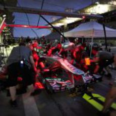 Mercedes practica pit-stops durante la noche en Baréin