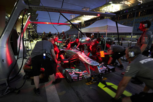 Mercedes practica pit-stops durante la noche en Baréin