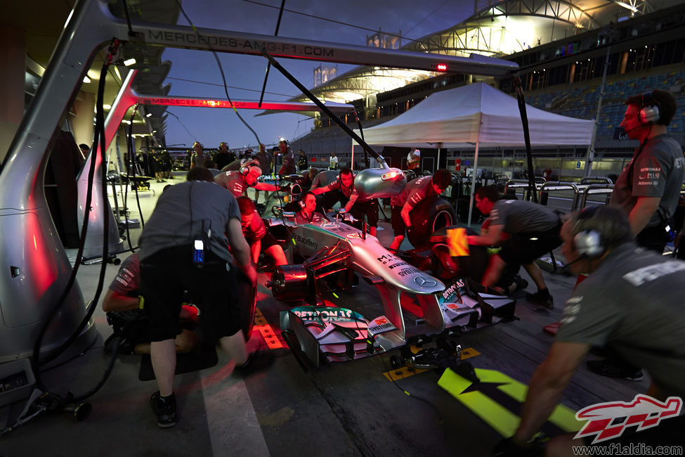 Mercedes practica pit-stops durante la noche en Baréin