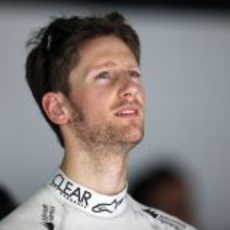 Romain Grosjean observa los tiempos en el garaje de Lotus