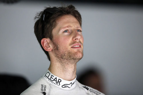 Romain Grosjean observa los tiempos en el garaje de Lotus