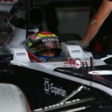 Pastor Maldonado vuelve al garaje en Sakhir