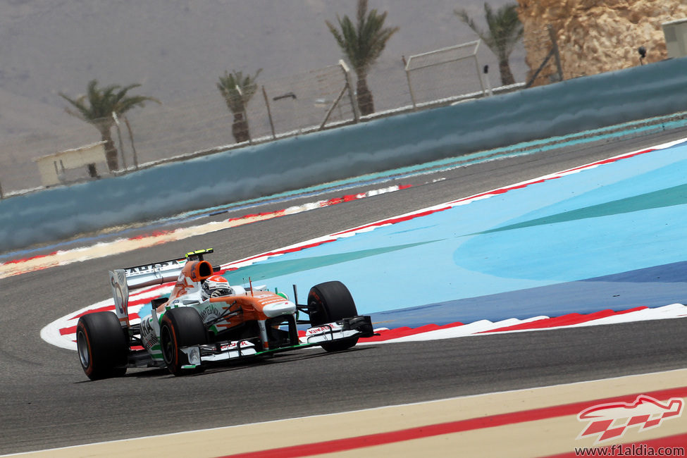 Adrian Sutil pelea con el VJM06 en el sector intermedio