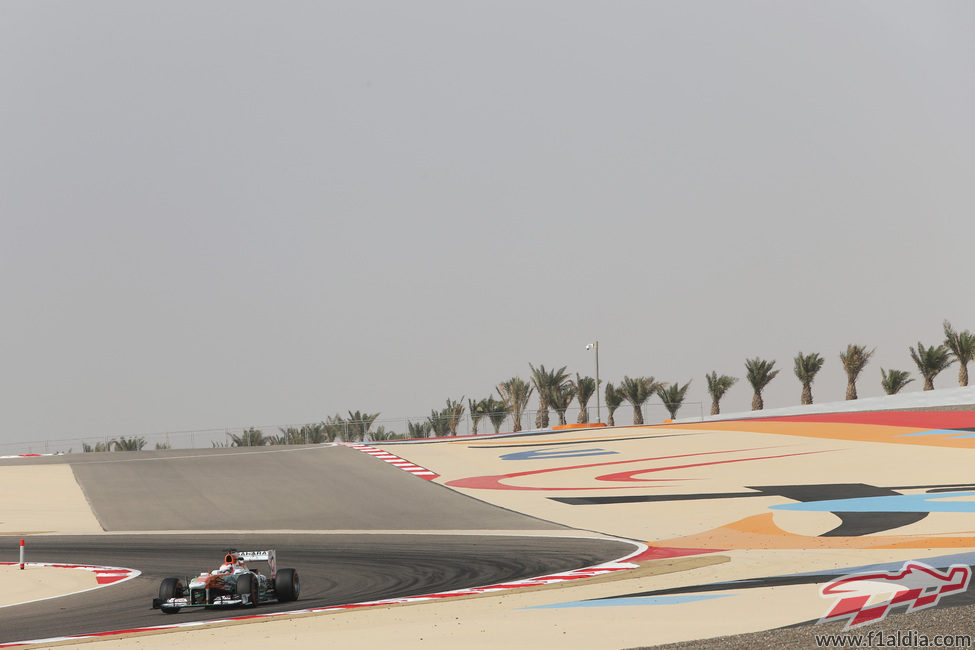 Paul di Resta rodando en los libres de Baréin