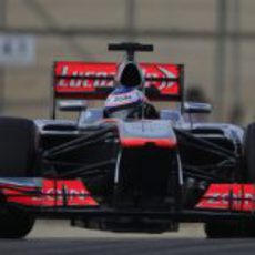 Jenson Button maneja su MP4-28 en el trazado de Sakhir