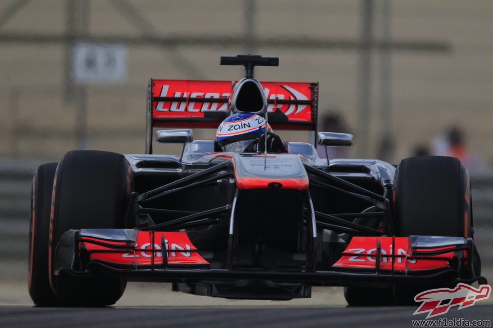 Jenson Button maneja su MP4-28 en el trazado de Sakhir