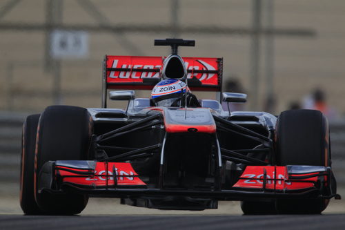 Jenson Button maneja su MP4-28 en el trazado de Sakhir