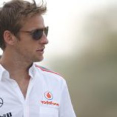 Jenson Button y sus gafas de sol para ver con claridad todo en el 'paddock'