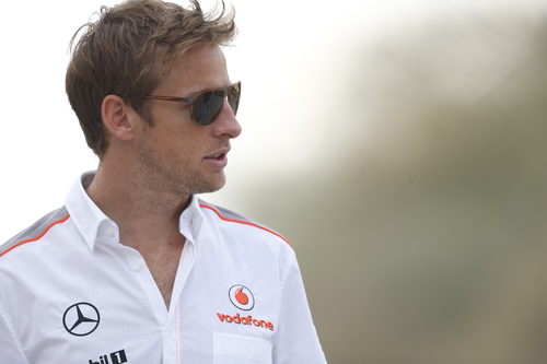 Jenson Button y sus gafas de sol para ver con claridad todo en el 'paddock'