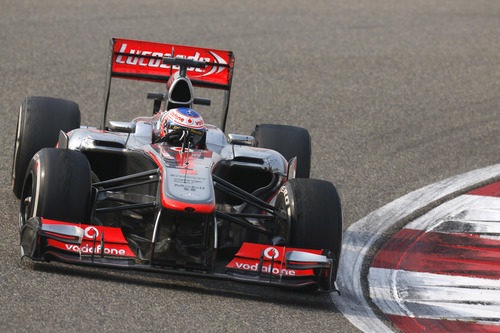 Jenson Button exprime su MP4-28 en el trazado de Sakhir