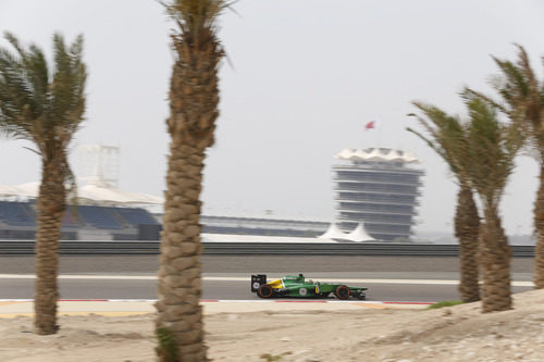 Charles Pic a por otra de las curvas del trazado de Sakhir