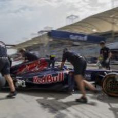 Los mecánicos meten a Ricciardo en el garaje