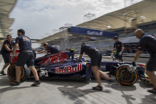 Los mecánicos meten a Ricciardo en el garaje