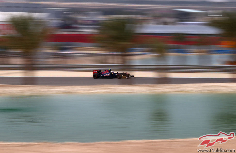 Daniel Ricciardo rueda junto al paradisíaco paisaje de Baréin