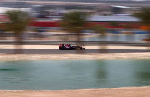 Daniel Ricciardo rueda junto al paradisíaco paisaje de Baréin