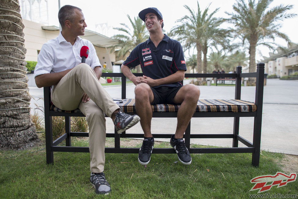 Daniel Ricciardo atiende a los medios desplazados a Baréin