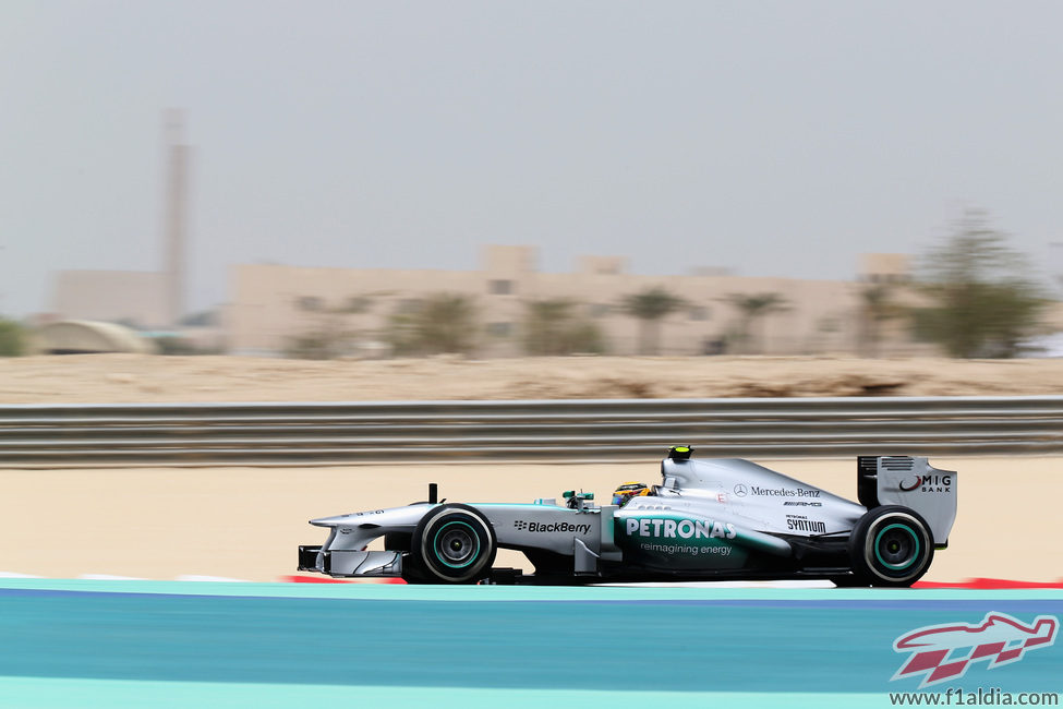 Lewis Hamilton rodando en Baréin