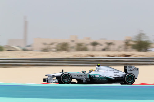 Lewis Hamilton rodando en Baréin