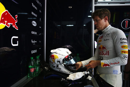 Casco blanco para Sebastian Vettel