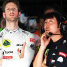 Romain Grosjean observa la actividad en pista