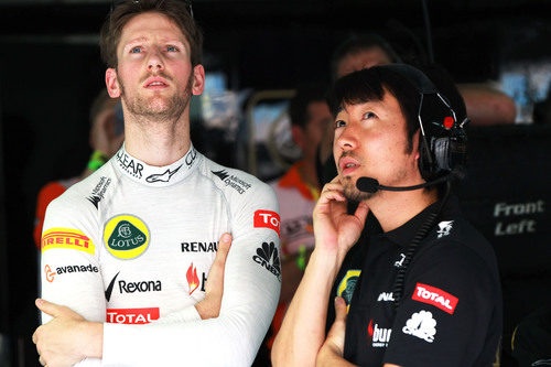 Romain Grosjean observa la actividad en pista