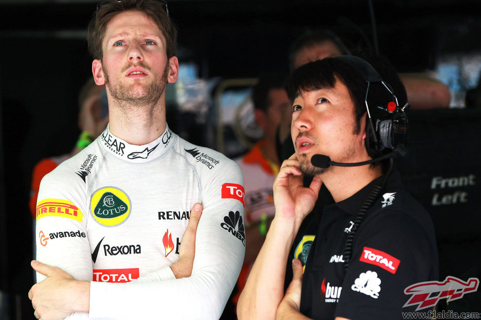 Romain Grosjean observa la actividad en pista