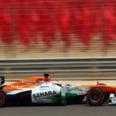 Paul di Resta caminando hacia la séptima posición