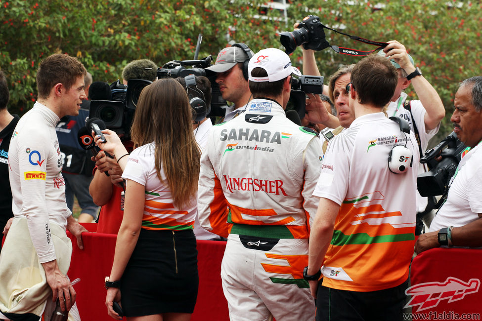 Los chicos de Force India hablando a la prensa