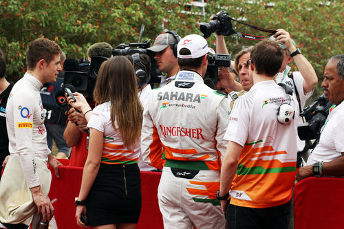 Los chicos de Force India hablando a la prensa