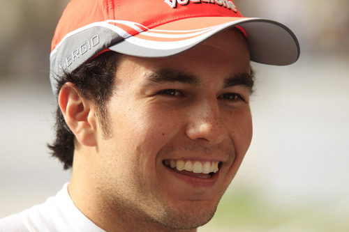 Sergio Pérez sonríe en el paddock