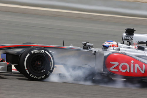 Jenson Button se pasa de frenada