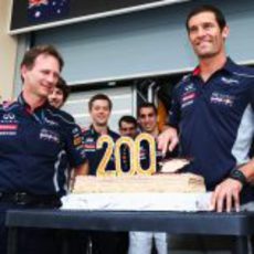 Mark Webber cortando la tarta de la celebración