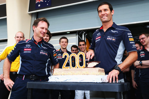 Mark Webber cortando la tarta de la celebración