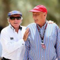 Jackie Stewart y Niki Lauda en el paddock de Baréin