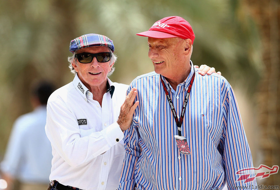 Jackie Stewart y Niki Lauda en el paddock de Baréin