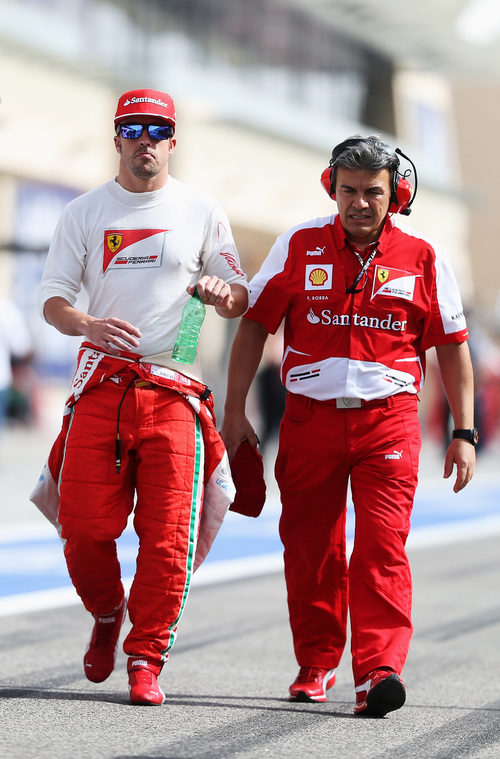 Fernando Alonso camina hacia la parrilla